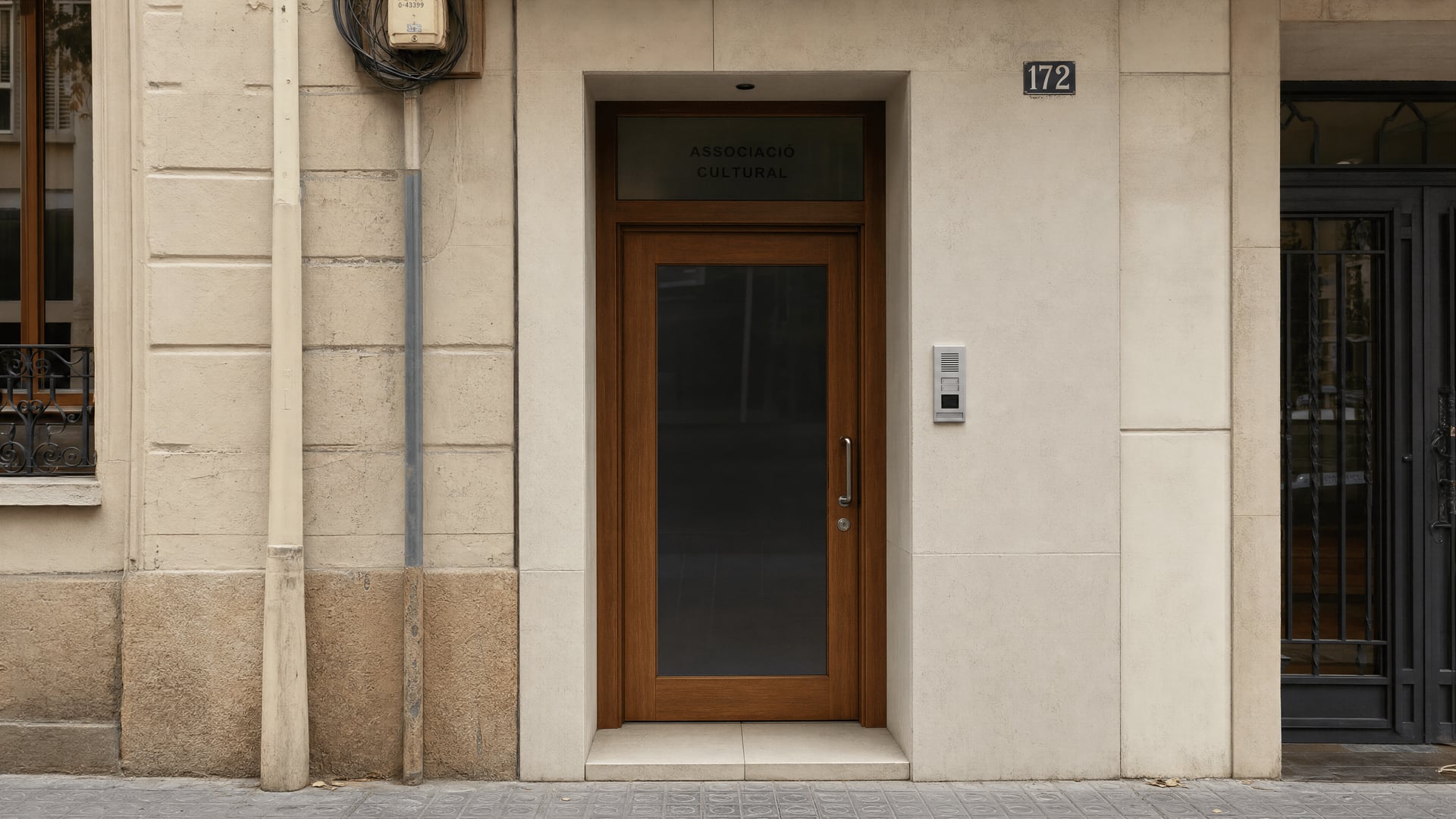 Discreet private association entrance with intercom in Barcelona